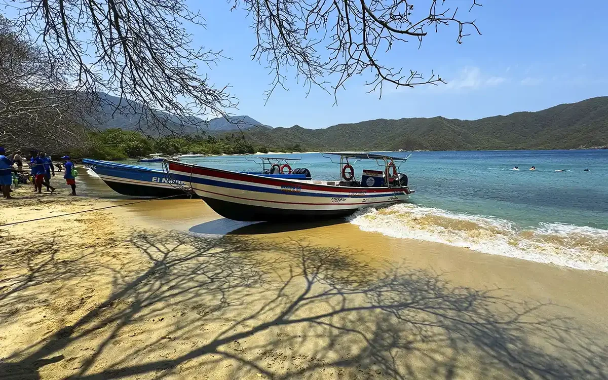 Lancha de Chez Boaz navegando en el Parque Tayrona