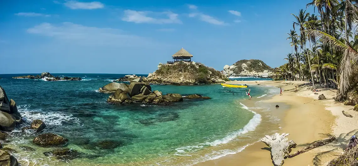 Cabo San Juan del Guía y su cabaña sobre las rocas