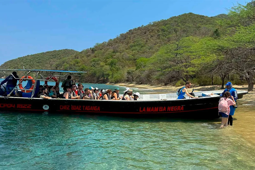 Tour Super Tayrona en Lancha — Bahía de Cinto + Playa Cristal